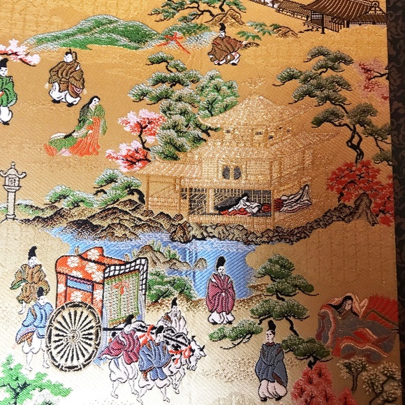 ORIENTAL EMBROIDERED SILK SCREEN ON WOODEN STAND "VILLAGE SCENE" - Picture 2 of 4